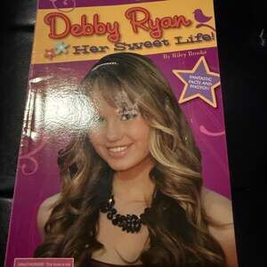 Debby Ryan: Her Sweet Life!: Riley Brooks: 9780545296373: : Books